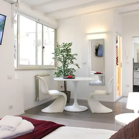 Bright Cozy Trastevere Apartment